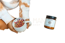 Weiße keramiktasse mit warmem getränk und getrockneten rosenblättern neben paavani ayurveda shatavari pulver für hormonelles gleichgewicht und ayurvedisches kraut gegen stress