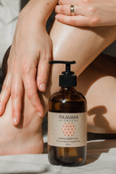 PAAVANI Ayurveda Kapha Körperöl, belebendes Abhyanga-Öl für fettige Haut, zeigt das Massageöl in einer Flasche mit natürlicher Verpackung