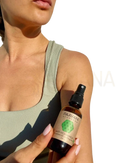 Ein kleines bernsteinfarbenes paavani ayurveda sprayfläschchen mit anti-juckreiz mittel zur lindung bei poison oak