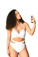 Weißer zweiteiliger bikini mit crisscross-trägern und hohen schnitten zur paavani ayurveda anti-juckreiz mittel bei gifteiche