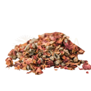 Eine pile von paavani ayurveda organische rosenblüten ayurvedische kräuterhilfe in tiefrosa und braungrau tonen