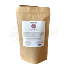 Braune papiertüte mit weißem etikett paavani ayurveda organische rosenblüten ayurvedische kräuterhilfe für herzöffnung