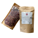 Brown kraft papiertüte paavani ayurveda mit organischen rosenblüten ayurvedische kräuterhilfe für herzöffnung