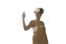 Eine frau mit lockigem haar hält in einer sonnenbeleuchteten höhle den grünen paavani ayurveda pitta aromatherapie spritzer mit kühlendem ayurvedischer nebel
