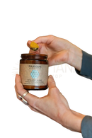 Braunes glasgefäß mit paavani ayurveda pitta spice blend und goldgelbem pulver im mana shop erhältlich