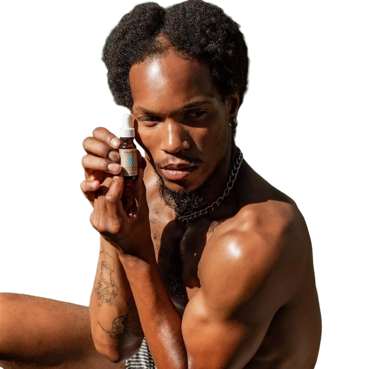 Eine kleine bernsteinfarbene glas-tropfflasche mit weißem deckel und etikett in der hand gehalten paavani ayurveda pitta serum ayurvedisches gesichtsöl