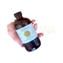 A dunkle bernsteinfarbene glasflasche paavani ayurveda eranda taila mit schwarzem deckel und weißem etikett ayurvedisches mehrzwecköl