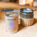 PAAVANI Ayurveda Bliss Blend Tridosha-Tee in einer Tasse, mit Kräutern und Teeblättern, für Entspannung und Harmonie