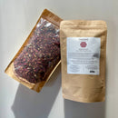 PAAVANI Ayurveda Bio-Rosenblütentee für Herzöffnung, ayurvedische Kräuterhilfe, dampfender Tee in einer Tasse mit Rosenblüten