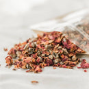 Bio Rosenblüten Ayurveda Tee von PAAVANI Ayurveda, herzöffnende Kräutermischung in einer Tasse.