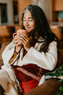 PAAVANI Ayurveda Hydrate-Mischung Ayurvedischer Tee für Vata-Balance mit Kräutern und Gewürzen, in einer Tasse serviert