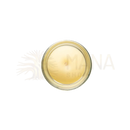 Eine blassgelbe trataka ghee kerze von paavani ayurveda in klarglas für ayurvedische meditation und fokus