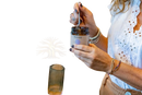 Ein dunkles bernsteinfarbenes glasgefäß mit mattweißem etikett der marke paavani ayurveda tridoshic spice blend fördert nährstoffaufnahme