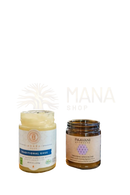 Zwei gläser mit paavani ayurveda tridoshic spice blend und traditionellem ghee fördern nährstoffaufnahme auf holzplatte
