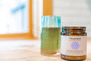 Braunes glasgefäß mit beigem label von paavani ayurveda für tridoshic spice blend fördert nährstoffaufnahme