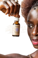 A kleine bernsteinfarbene glasflasche mit weißem verschluss und beige etikett von paavani ayurveda tridosha serum für ausgeglichene haut