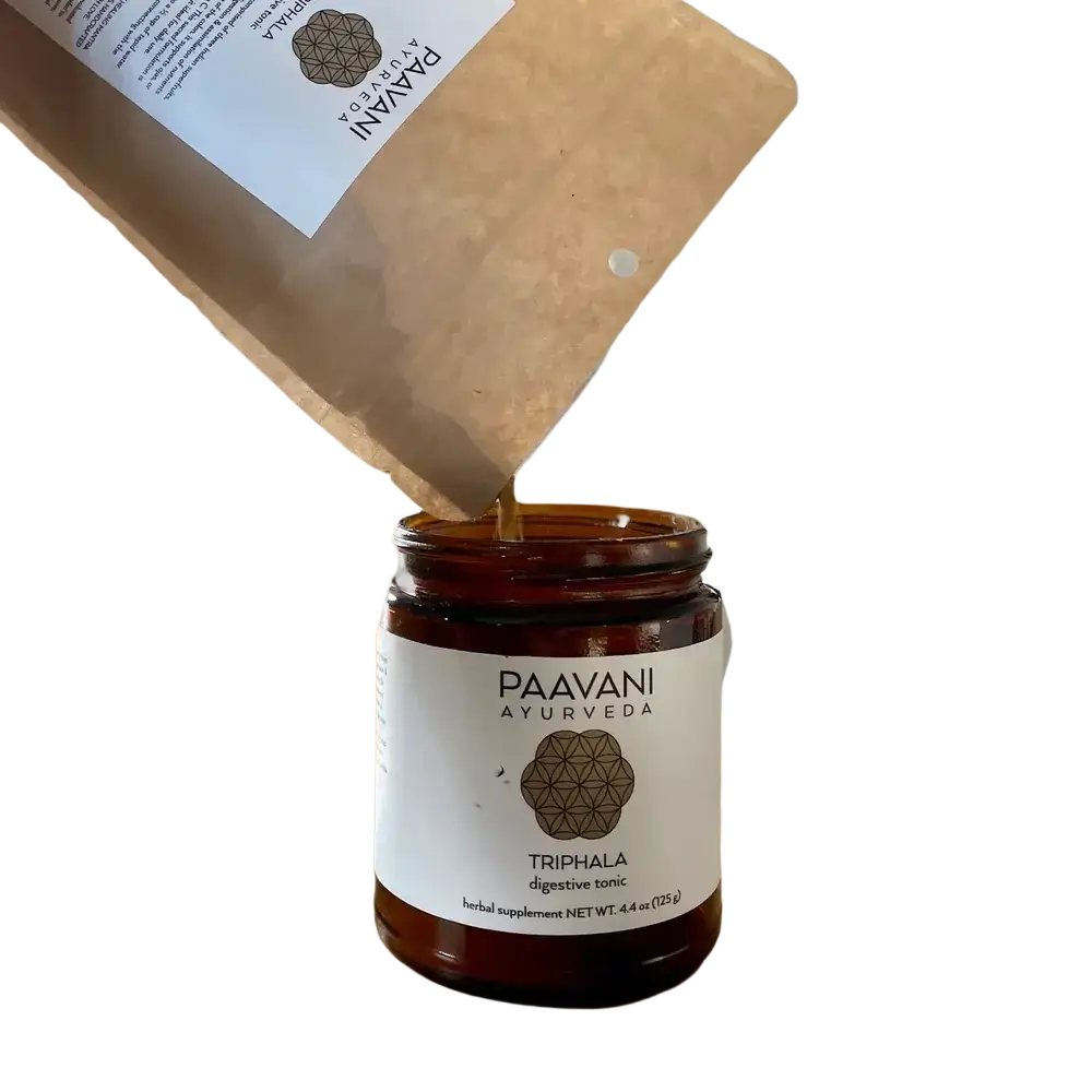 Braunes glasgefäß mit weißem etikett von paavani ayurveda containing triphala digestive tonic für verdauung und entgiftung