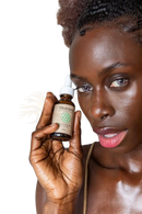 Ein elegantes bernsteinfarbenes glasfläschchen mit weißem tropfverschluss und beigem etikett von paavani ayurveda vata serum ayurvedisches gesichtsöl