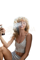 Ein dunkelbernsteinfarbener glas-sprühflasche mit weißer düse und pumpmechanismus paavani ayurveda vata toner ayurvedischer gesichtsspray