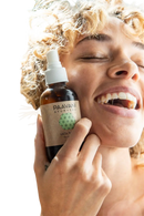 A braune Glasflasche mit weißer Sprühdüse und beigem Etikett paavani ayurveda vata toner ayurvedischer Gesichtsspray