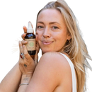 Ein dunkles bernsteinfarbenes glas-sprühfläschchen mit weißem pumpzerstäuber und beigem etikett paavani ayurveda vata toner ayurvedischer gesichtsspray für trockene empfindliche haut