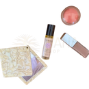 Ein kleines klares glasfläschchen mit schwarzem verschluss und beige etikett enthält golden-gelbes paavani frauen mondöl für hormoneller balance und support für menstruation