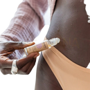 A kleine klare glasrollerflasche mit beigem etikett und silberverschluss enthält goldenes paavani frauen mondöl zur hormoneller balance und support für menstruation
