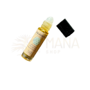 Ein klarer glasflasche paavani ayurveda spannungslösungsöl mit schwarzem verschluss und goldenem öl zur stresslinderung