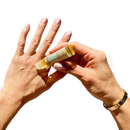 Kleine klare glas-rollerflasche mit goldfarbenem deckel paavani ayurveda spannungslösungsöl zur lindertung von muskelverspannungen und stress