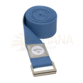 Blauer extra breiter yoga strap aus baumwolle von the padma mit silberner metallschnalle und grauem logo patch