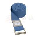 Blauer extra breiter yoga strap aus baumwolle von the padma mit silberner metallschnalle und grauem logo patch