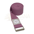 Ein extra breiter, weicher lila yogagurt aus baumwolle mit silberner schnalle und grauem patch von the padma