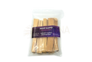 Ein klarer plastikbeutel mit hellbraunen palo santo räucherholzstäbchen und lila etikett von mana shop