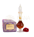 Eine mundgeblasene glasflasche mit schlankem hals und bernsteinfarbener patchouli noir duftöl von song of india