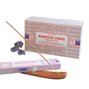 Pink rechteckige box handgerollte satya positive vibes räucherstäbchen mit holzhalter und kristallclustern mana shop