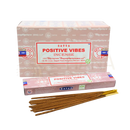 Handgerollte satya positive vibes räucherstäbchen in pinker verpackung mit braunen schlanken stäbchen und goldenen spitzen im mana shop