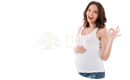Schwangere frau in weißem tanktop hält vegane gummibärchen pränatale pflege gummies mit vitamin b12