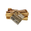 Premium palo santo bundle aus leichtbraunen, natürlich strukturierten holzstücken mit holy wood etikett von mana shop