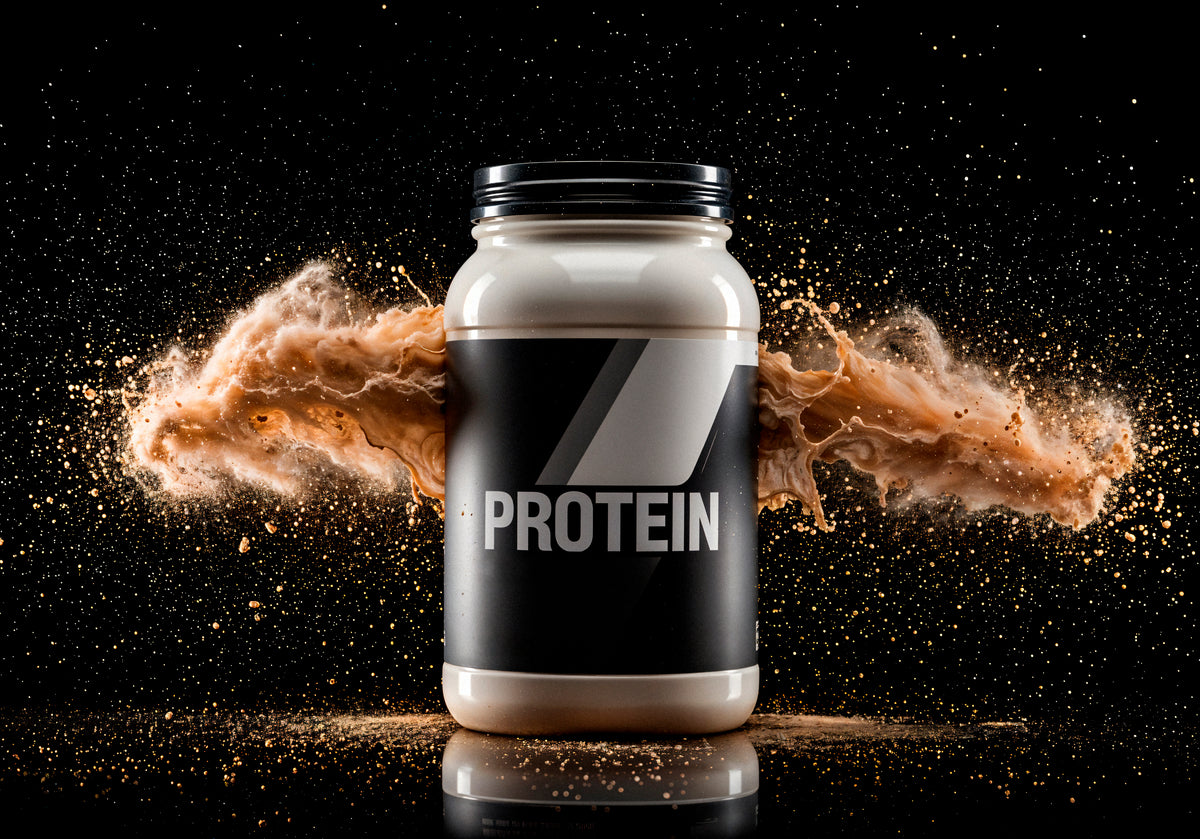 Protein-Pulver Dose mit dynamischem Schokoladen-Shake-Splash vor schwarzem Hintergrund