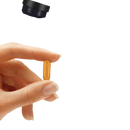 Eine hand hält eine transluzente orange kapsel vor einer braunen flasche prowise healthcare bio-kurkuma 2280mg mit schwarzem pfeffer