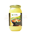 Ein klarer glasbehälter mit golden-gelbem bio reines ghee von cosmoveda für milde currypaste und indisches curry
