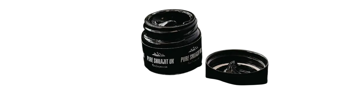 Reines schwarzes Glas mit 30 g Pure Shilajit UK Nahrungsergänzung in dunklem Behälter, hochwertige Shilajit-Kristalle.