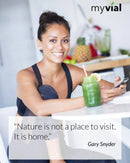 Grüner smoothie im klaren glas mit weißem strohhalm und zitronenscheibe zu quercetin kapseln vegan 400mg aus sophora japonica