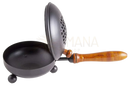 Image to zoom räuchergefäss mahan schwarzes metall mit holzgriff und drei füßen für sanftes schwingen