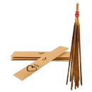 Ein bundle brauner räucherstäbchen aus agarholz mit rotem band gebündelt von mana shop