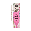 Ein sagrada madre rosen botanical sahumerio räucherstäbchen mit rosa blumenverpackung und braunem holzfuß