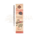 Ein dunkelbrauner, strukturierter patagonia rosehip incense stick mit holzfuß und rechteckiger verpackung von sagrada madre