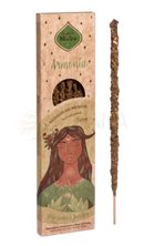 Ein brauner sagrada madre räucherstäbchen mit palo santo erde harmonie steht neben seiner rechteckigen verpackung