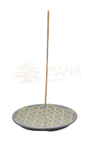 Ein schlanker schwarzer keramischer räucherstäbchenhalter mit goldener flower of life muster im mana shop