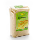 Ein transparenter 500g-Beutel Rapunzel Bio Cous-Cous mit einem grünen Etikett, das eine Illustration von goldenen Weizenähren zeigt.